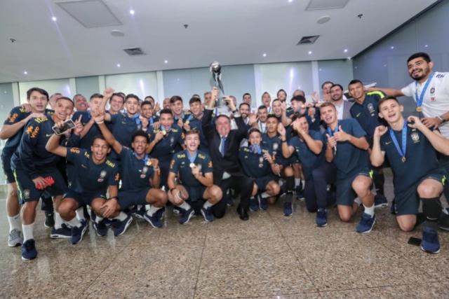 Presidente Jair Bolsonaro visita Seleo Sub-17 aps conquista do Mundial