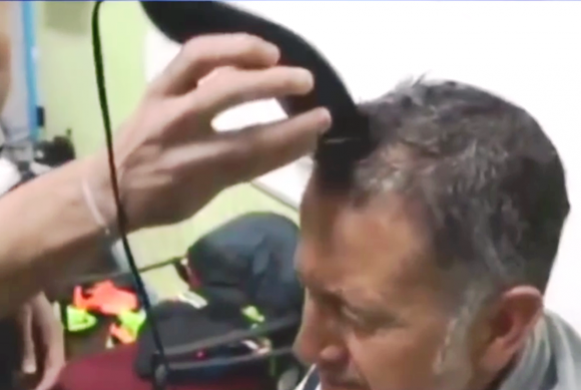 Osorio perde aposta e tem o cabelo raspado por Chicharito Hernandez