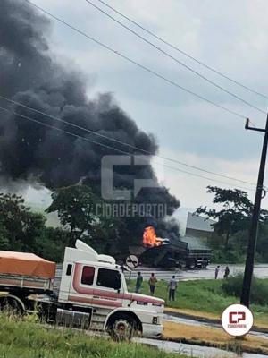 Dois caminhões colidem de frente na BR-369, em Ubiratã