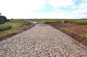 Obras de pavimentao polidrica na Estrada Amazonas avanam e transformam regio