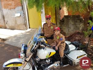 PRE de Cascavel realiza sonho de garotinho que quer ser Policial Militar