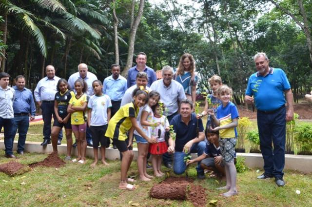 Prefeito Baco prestigia inaugurao de bosque e evento ambiental em Terra Boa