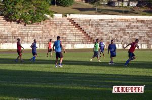 ESPORTE E QUALIDADE DE VIDA:Administrao municipal incentiva futebol veterano no Estdio Claudino