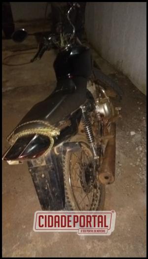 Equipe da ROTAM prende rapaz com moto com numerao pinada no distrito de Sales Oliveira