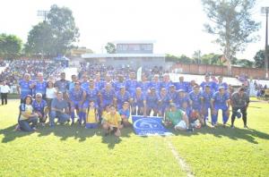 Festa do futebol no Claudino colocou lado a lado dolos do Brasil e esportistas de Ubirat