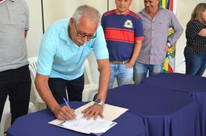 Prefeito de Ubirat assinou a ordem de servio para reforma do Ginsio de Esportes do distrito
