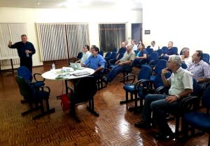 Prefeito Baco ministrou palestra sobre o Programa Campo Fcil para engenheiros agrnomos de Cascavel