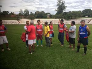 Atletas veteranos que praticam futebol em Ubirat receberam coletes esportivos