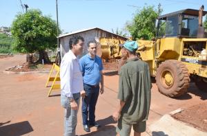 Vice-prefeito Nil Pereira acompanha aes desenvolvidas no Bairro Ativo e conversa com moradores