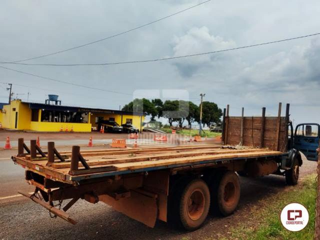 PRF recolhe caminhão que utilizava uma barra de aço como para-choque traseiro em Ubiratã