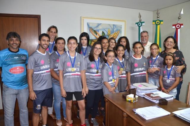 Prefeito Baco recebe meninas do basquete que se destacaram no Vida Vero 2019