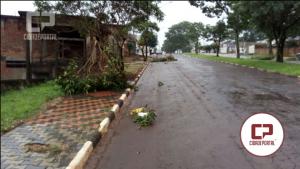 Temporal passa por Ubiratã neste domingo, interdita rodovia 369 e causa danos na área urbana