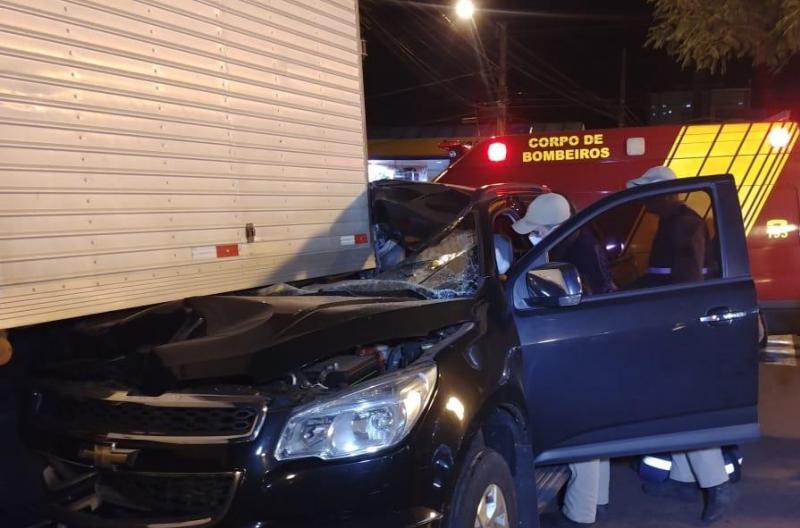 Uma pessoa foi presa com sinais de embriaguez aps bater na traseira de caminho em Campo Mouro