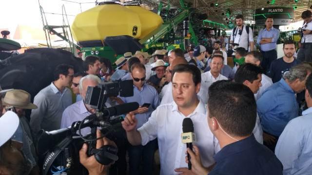 Presidente da Comcam refora demandas da regio a Ratinho JR. durante Show Rural