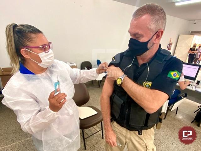 PRF inicia a vacinao de policiais no Paran