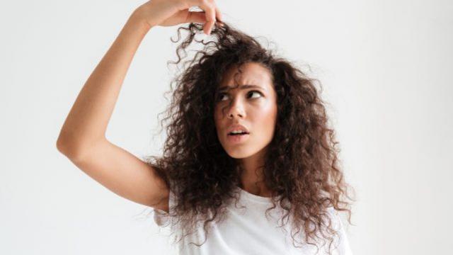 Descubra se lavar o cabelo todos os dias realmente danifica os fios