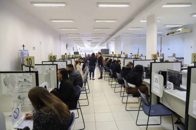 Agências do Trabalhador do Paraná têm 13,3 mil vagas de emprego disponíveis