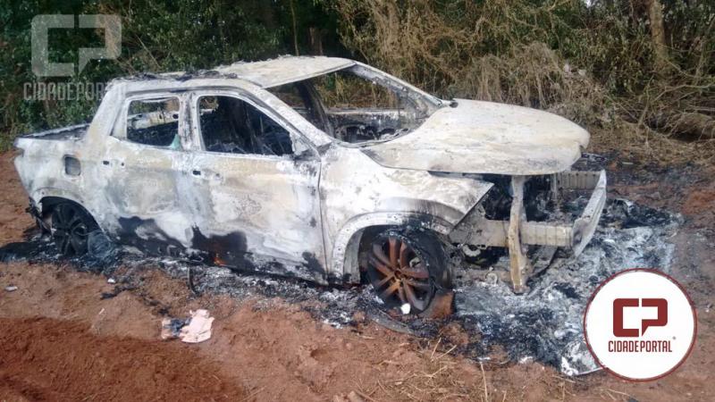 Caminhonete Fiat/Toro tomada de assalto foi encontrada queimada nos fundos da Estrada Barro Preto