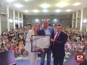 Apstolo Agenor Bortolon Junior de Cruzeiro do Oeste recebe Ttulo de Cidado Benemrito
