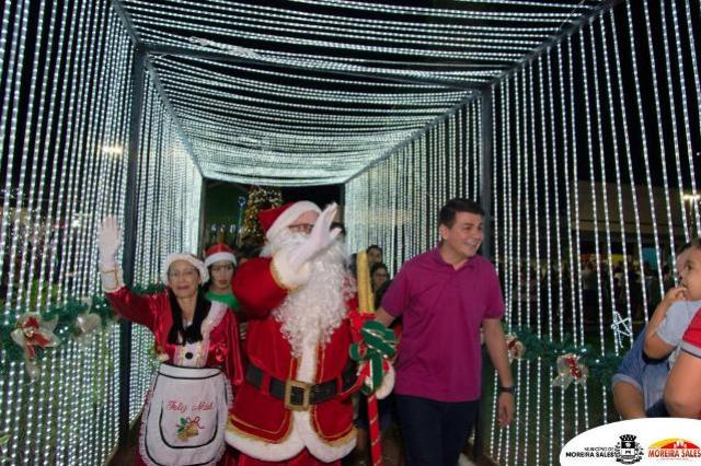 Com multidão, Papai Noel chega à Moreira Sales e entrega presente às crianças