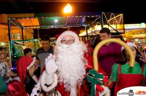 Com multido, Papai Noel chega  Moreira Sales e entrega presente s crianas