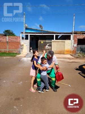 Criana de 4 anos de idade presenteia servidores da limpeza de Campo Mouro