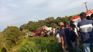 nibus com trabalhadores tomba na Estrada Boiadeira e deixa dois mortos e 28 feridos